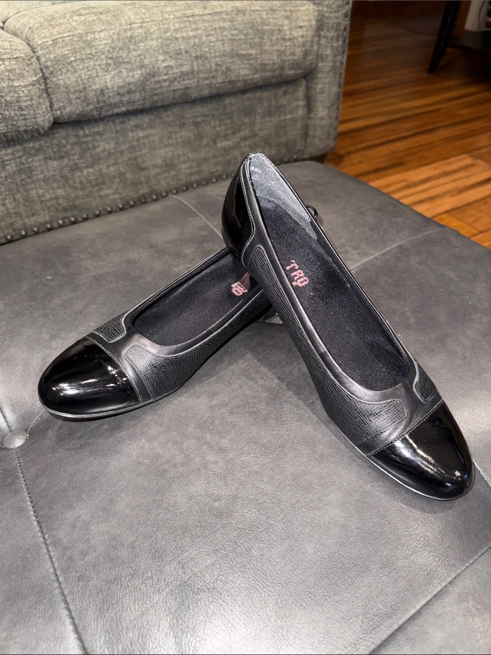 Munro Jillian Black Embossed Women's Patent Cap-Toe Pumps Size 10 N